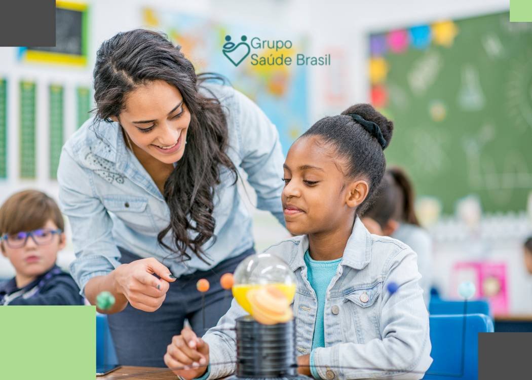 Professora analisando o plano de saúde para servidor público no DF
